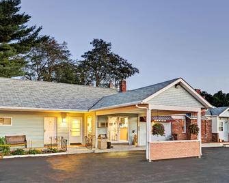 Budget Inn - South Portland - Building