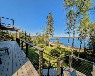 Oceanfront Crackling Cove Cottage Family firer pit slleeps 6 - Prospect Harbor - Balcón