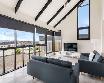 Expansive River-View Oasis - Claremont - Sala de estar