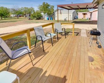 Cozy Ballinger Vacation Rental w/ Deck & Grill! - Ballinger - Balcón