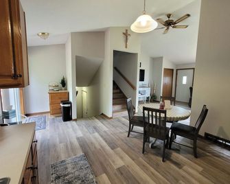 Spacious Townhome in Fruitport! - Muskegon - Dining room