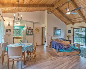 Peaceful Abode with Deck, 13 Mi to Black Sand Beach! - Naalehu - Dining room