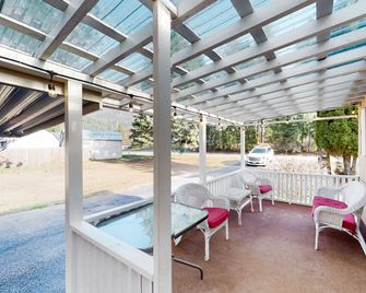 Lazy Dayz Cottage - Christina Lake - Patio