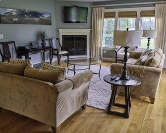 Stunning Ogunquit Home - Walk to Everything! - Ogunquit - Living room