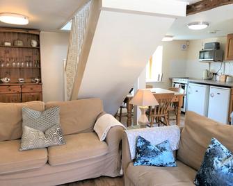 Bridge Farm Holiday Cottages - Evesham - Living room