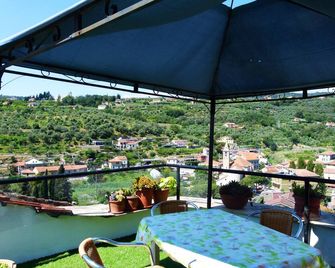 Vacation apartments on the Flower Riviera, rustic dwellings, decorated with love - Diano San Pietro - Balcón