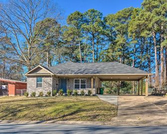 Family Home about 5 Mi to Downtown Little Rock! - Little Rock - Building