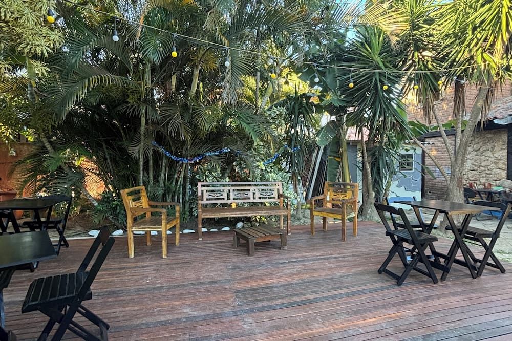 نوما بوا هوستل - بوزيوس - شرفة مرصوفة