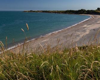 Breathtaking cliff top farmhouse with deserted beach - Arklow - Beach