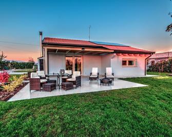 Blue Spirit surrounded by nature, one hour away from Venice - Montebelluna - Patio