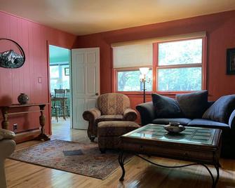 Cozy1890's Bungalow in Historic Georgetown. Ski Nearby. - Georgetown - Living room