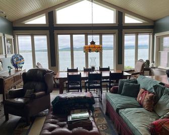 Shorefront, Spacious,fireplace,beach Beautiful Views Of MDI And Acadia - Trenton - Living room