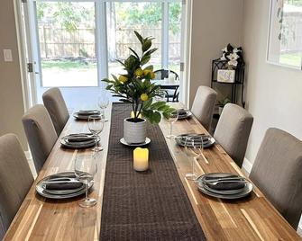Perfectly furnished delightful modern retreat! (Theatre room, Backyard for dogs) - Deltona - Restaurant