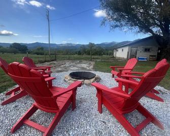 River Stone Farmhouse on 35 acres with trout stream - Andrews - Patio
