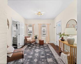 Charming Home in Cleveland 3215 - Cleveland - Living room