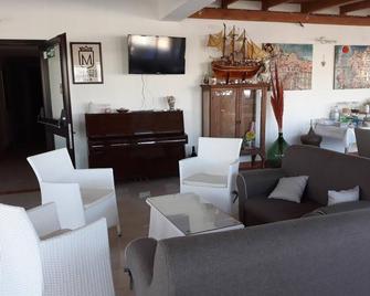 B&B Palazzo Manfredi Vieste, Fronte mare con Parcheggio - Vieste - Wohnzimmer