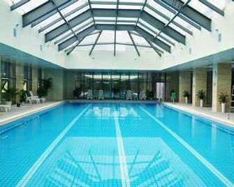 Ramada Plaza by Wyndham Hangzhou Xiaoshan - האנגג'ואו - בריכה