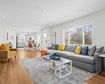 6224 S Datura St - Littleton - Living room