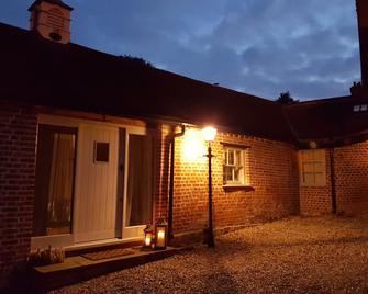 Double Bedroom in Grade 2 Listed Barn Conversion - Brentwood - Building
