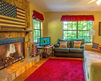 Patriotic Cabin Close to Pigeon Forge and Gatlinburg - Sevierville - Living room
