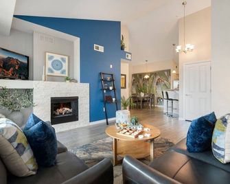 Timberline Retreat - King Bed, Fireplace & Pool! - Fort Collins - Stue