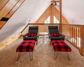 Cozy Alpine style chalet ,Hot Tub in the trees , Pet Freindly ,Fast Internet - Government Camp - Living room