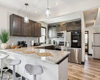 Fairfax Urban Oasis - New Reno - 5 mins to Clinic - Cleveland - Cocina