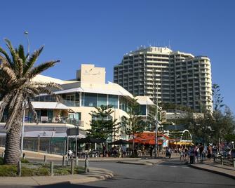 Scarborough & Absolutely Beachfront - Scarborough - Building