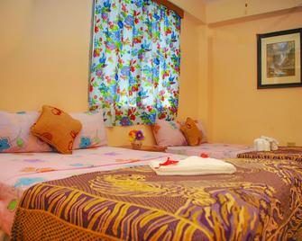 Chaleanor Hotel - Dangriga - Schlafzimmer