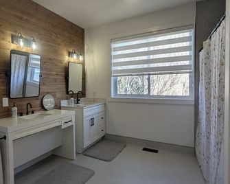 Wheel chair Access, Private Boat Launch - Roseneath - Bathroom