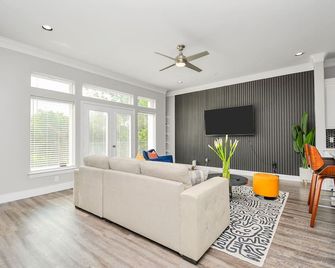 La Casa Blanca-Rooftop Skyline with Gameroom - Houston - Pokój dzienny