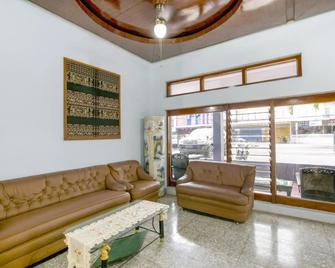 OYO 2320 Hotel Charvita - Kupang - Living room
