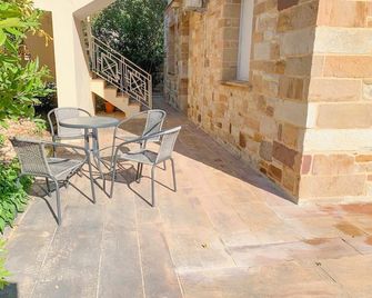 Rustic Greek Home with ocean view. - Kallimasia - Patio