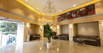 Central Beacon Hotel - Surat - Recepción