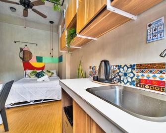 Redenza Suites - Manila - Kitchen