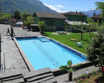 Bamboohouse Motel Riazzino - Gambarogno - Zwembad