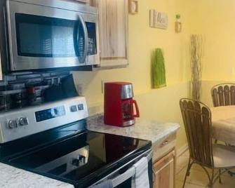 Luxury 2 bedroom rental place with a fireplace - Colorado Springs - Kitchen