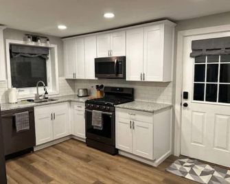 Newly Renovated South Wedge Vacation home - Rochester - Kitchen