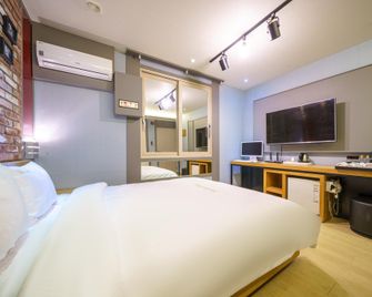 Yeosu Hotel Chocolate - Yeosu - Habitación