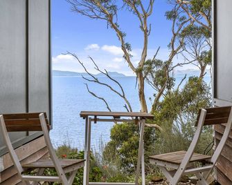 Hamptons on the Bay - 2 Bedroom Cabin - Swansea - Balkon
