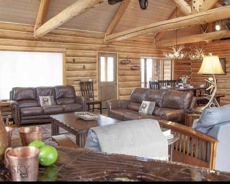 Yellowstone Inspired Lodge - Two Fireplaces - Dillon - Huiskamer