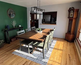 Soothing 2-bedroom house with WiFi in Butler - Butler - Dining room