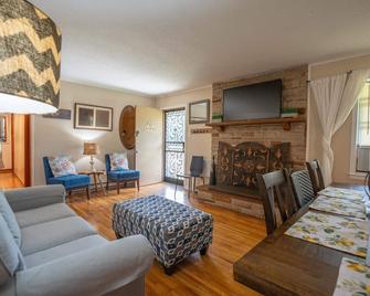 A Cozy, Country Home Nestled In Millington, Tn, 15 Miles From Memphis, Tn. - Millington - Living room