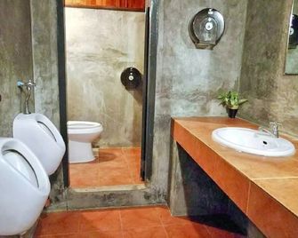 Lao Huk Bed and Cafe - Hostel - Vientiane - Bathroom