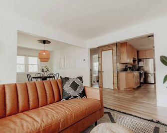 City Cottage, City Cottage Getway, Fence Backyard - Saint Paul - Living room