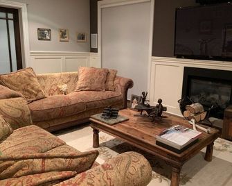On Luxury Estate Horse Farm - Uxbridge - Living room