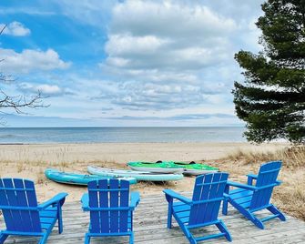 Private Sandy Beach-Beach Volleyball-Game Room-Fire pit - Oscoda - Патіо