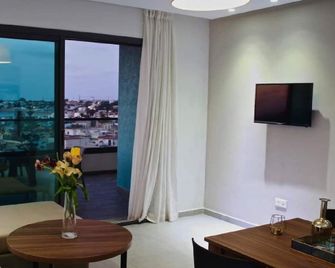 L Escale Suites Résidence Hôtelière By 7av Hotels - Mohammedia - Living room