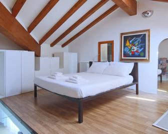 Italianway - Riva Soldino 9 - Laglio - Camera da letto