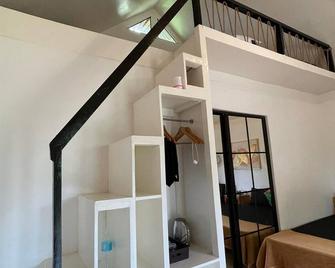 5 Minutes away from the world famous Cloud 9 Surf Spot. - General Luna - Escalier